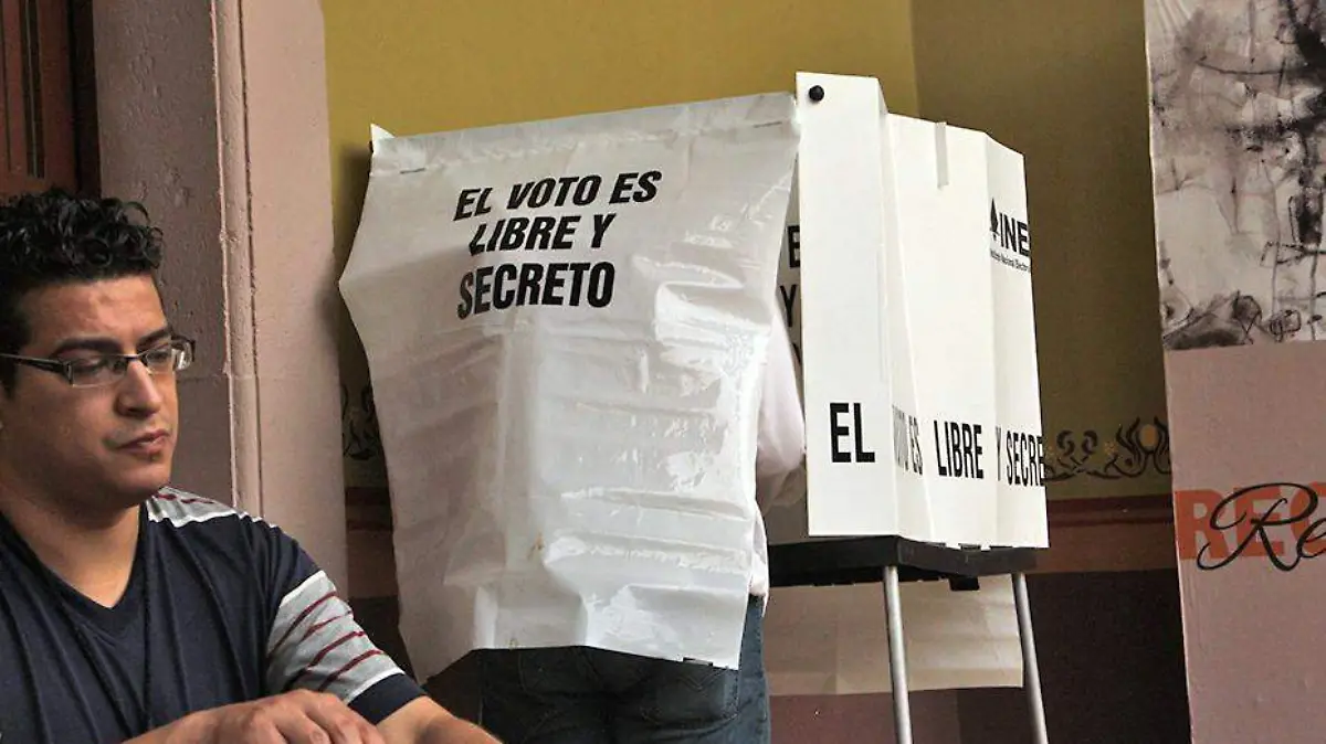 persona en urna de votacion